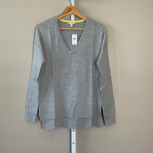 GAP Luxelight Perfect V-neck Sweater - Picture 1 of 16